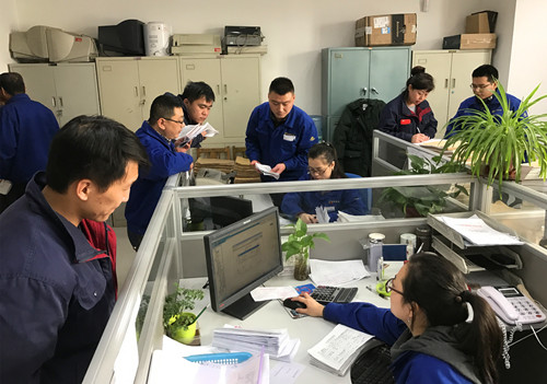 公司財務(wù)人員加班加點完成年末各項工作