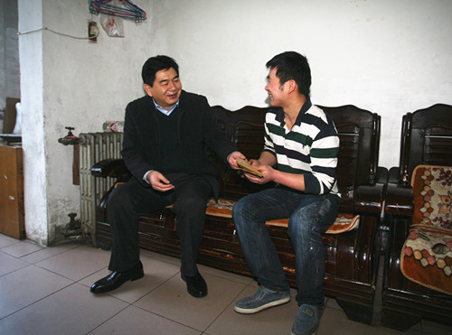 重裝集團(tuán)董事長(zhǎng)李德鎖走訪慰問公司困難職工